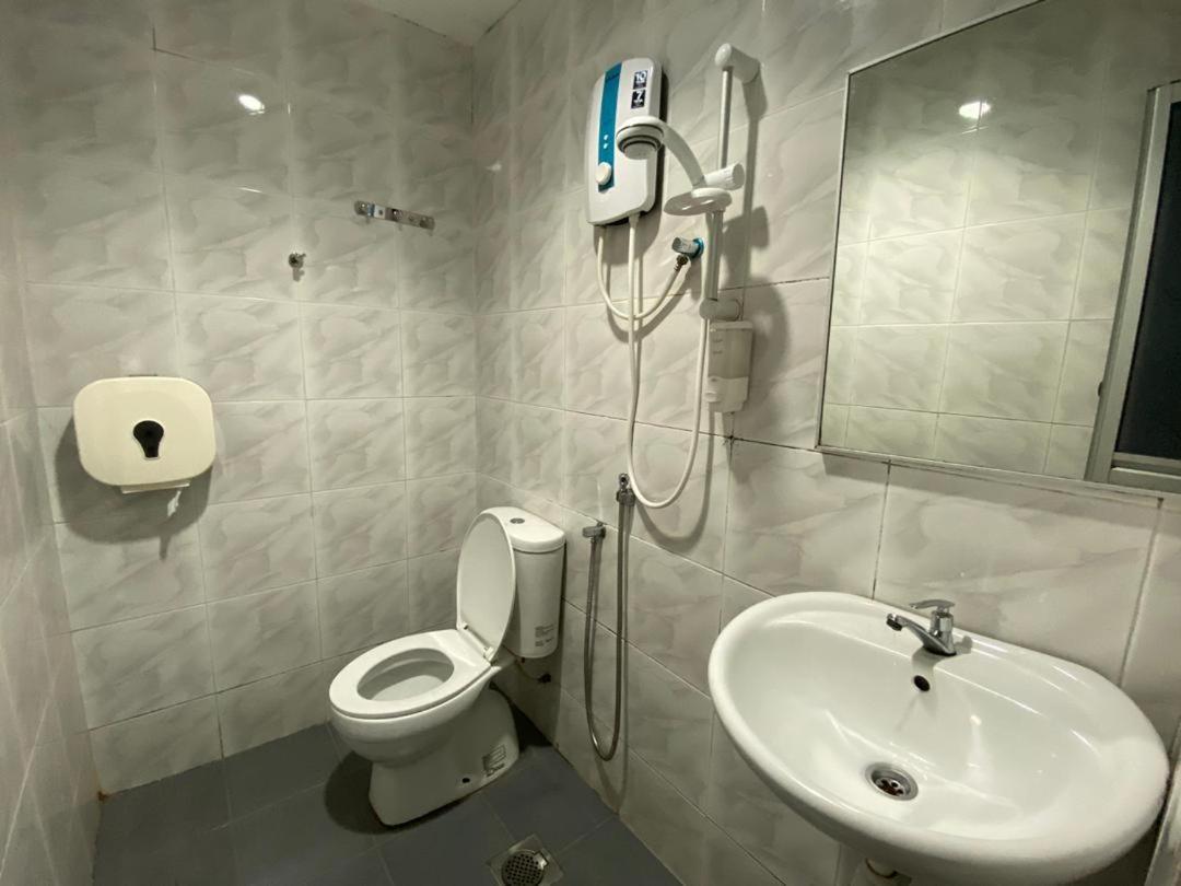 Hotel Zamburger Kota Damansara Buitenkant foto